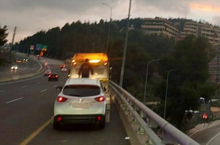 גנב הרכב הפלסטיני נמלט מהשוטרים - וקפץ מהגשר הגבוה