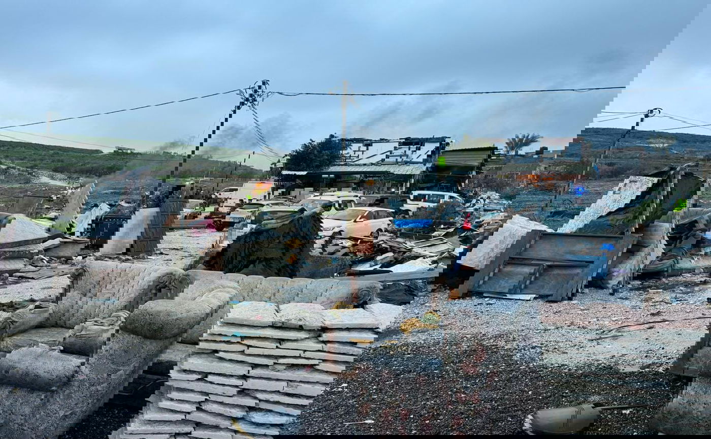 חיילים מביימים מתיישבים מציתים רכב בפונדוק בתרגיל היום עם ווסטים של בימוי אויב