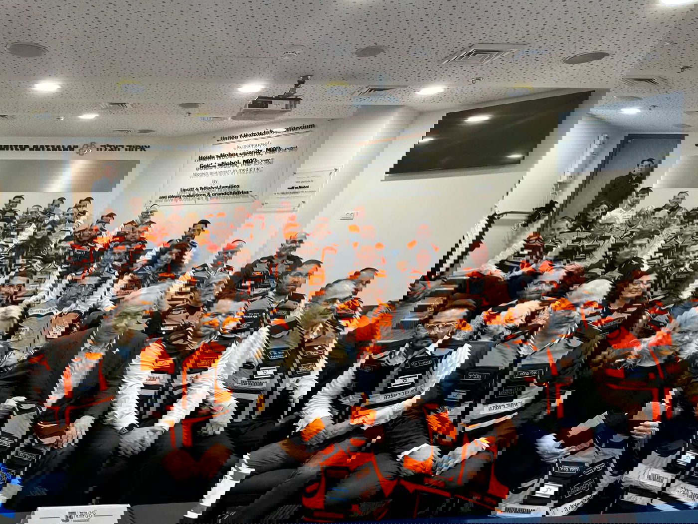 ראש הממשלה עם האפוד על שמו 