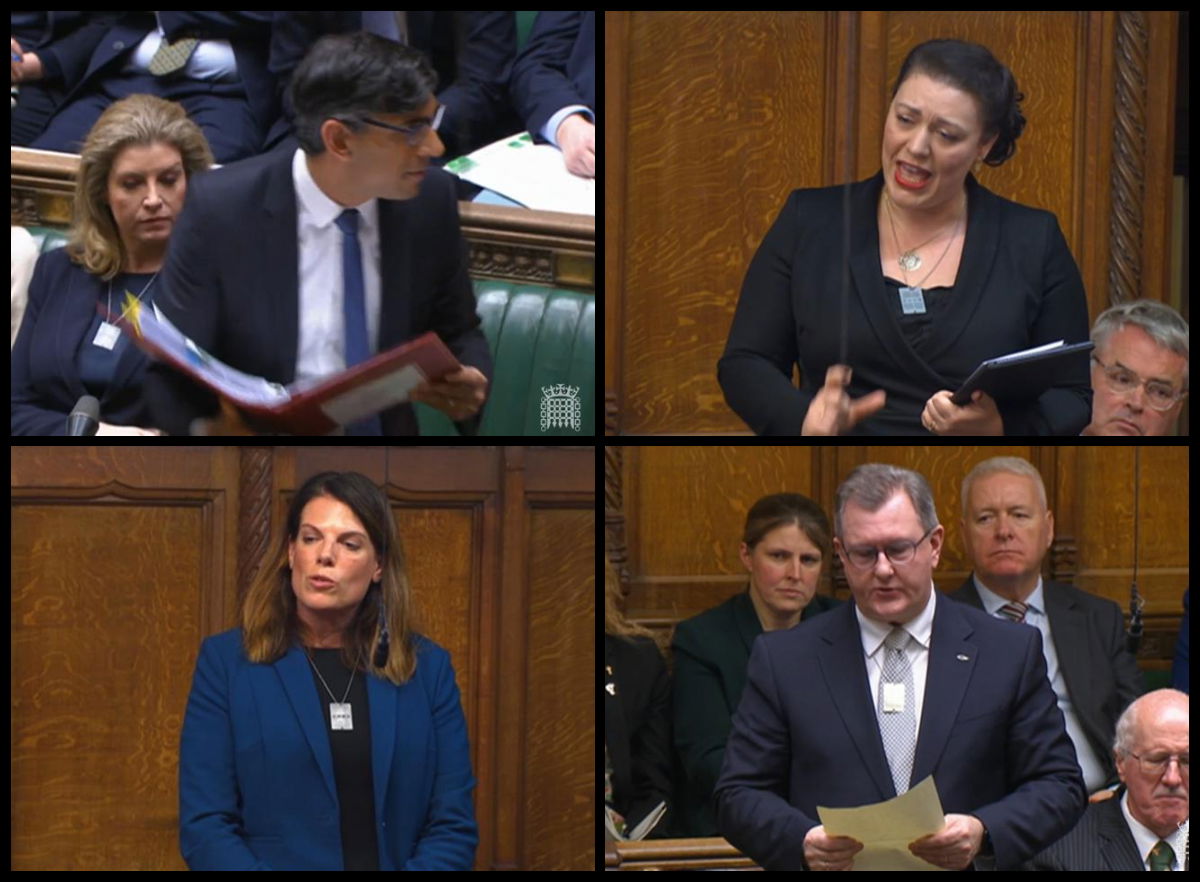 חברי הפרלמנט הבריטי עם דיסקיות החטופים