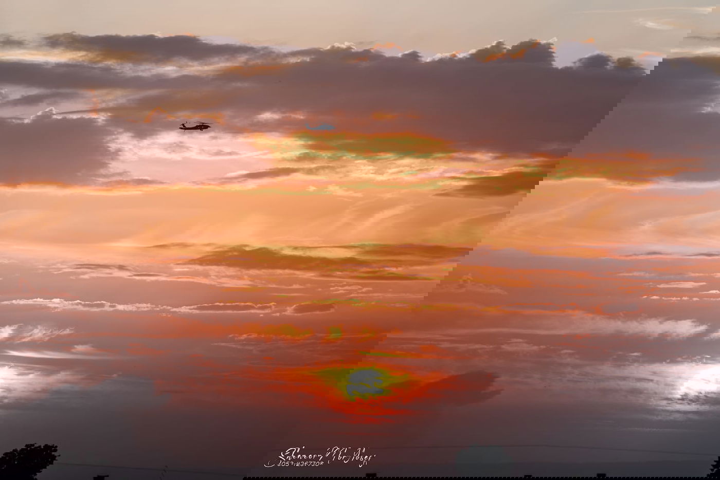 מסוקי קרב מפנים פצועים בתקרית התפוצצות המטענים בעזה. השקיעה משקפת את המצב במדויק...