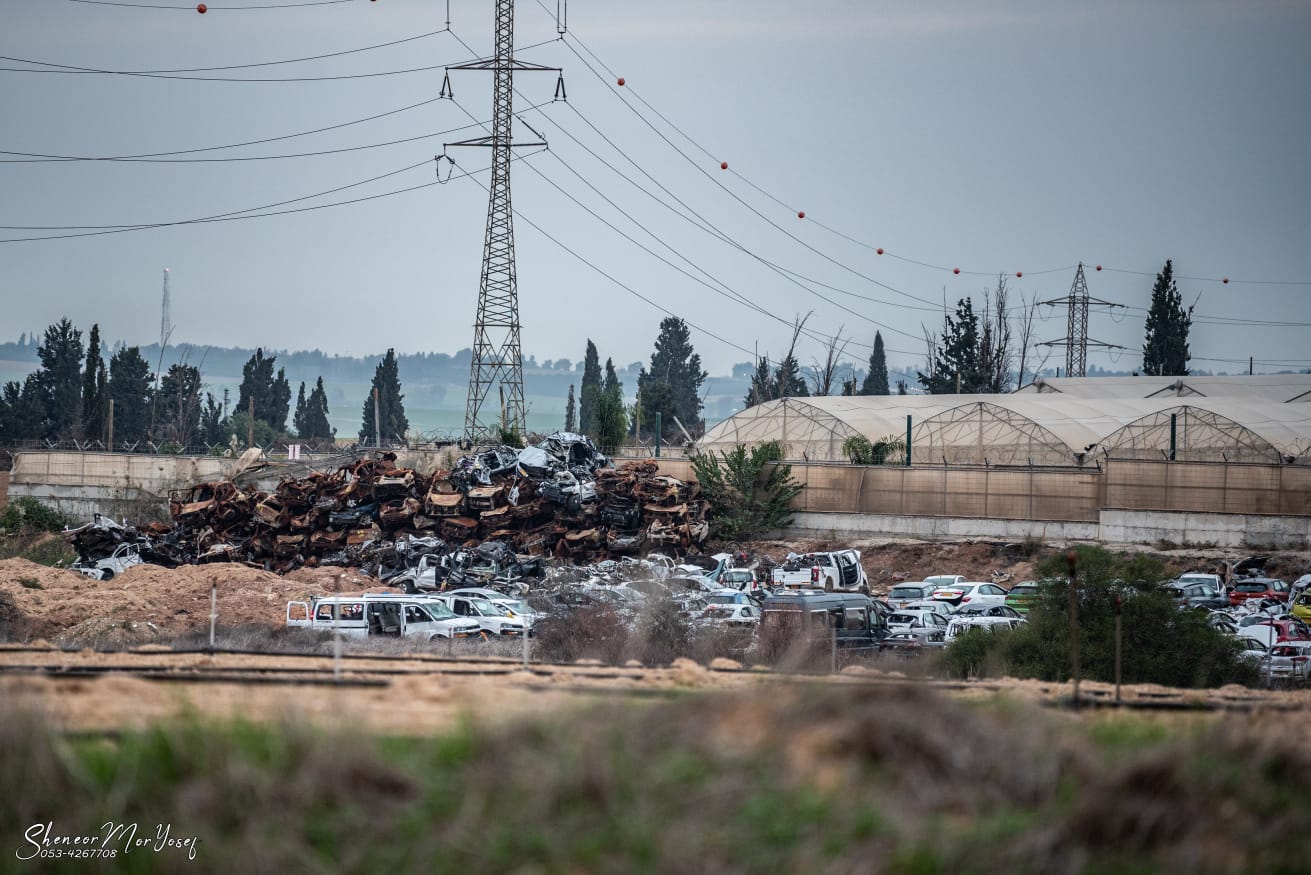 מגרש הרכבים שנהרסו בטבח הנורא. כל רכב עובר 'זיכוי' על ידי זק"א, משטרה ועוד
