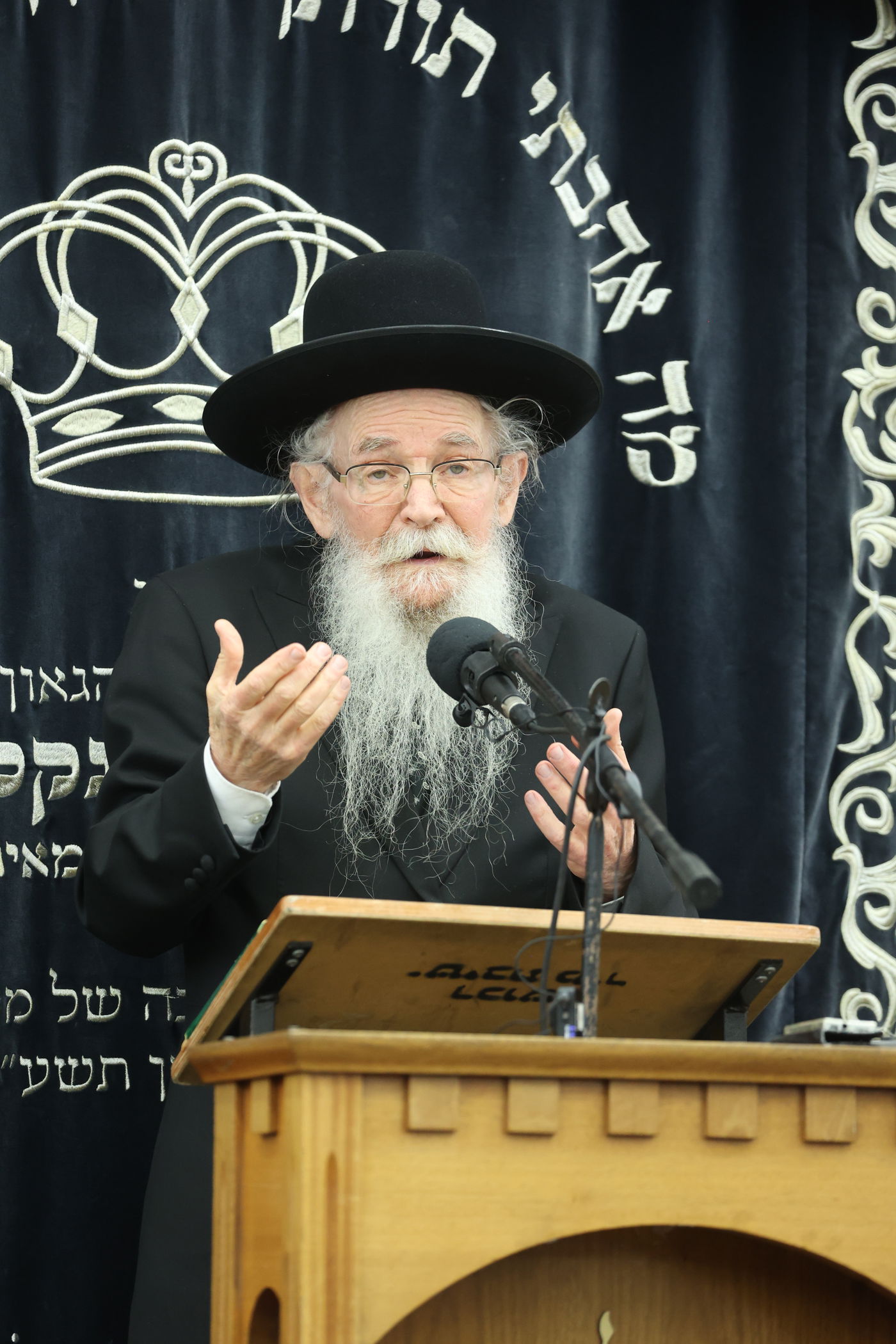 המשגיח רבי אורי ויסבלום בשיחת מוסר במיר