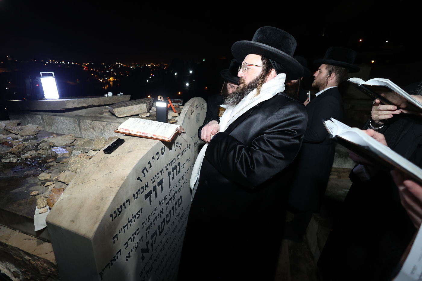 הרבי מזוטשקא ירושלים עלה לקבר אביו וערך סעודת יארצייט