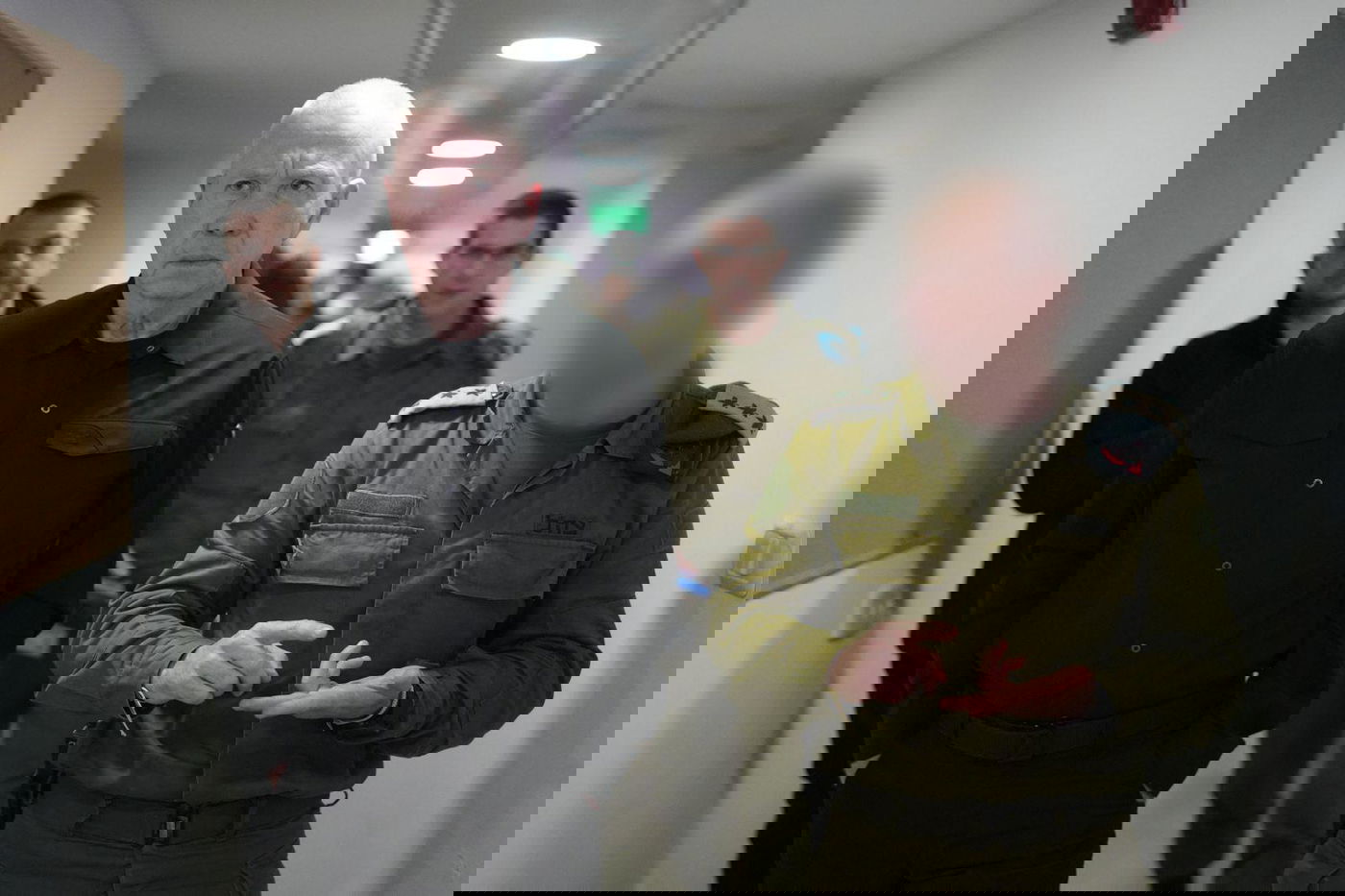 גלנט הציג מעטפה עם כספים שיועדו לסינוואר "יש עדויות ברורות - הוא דואג לעצמו"