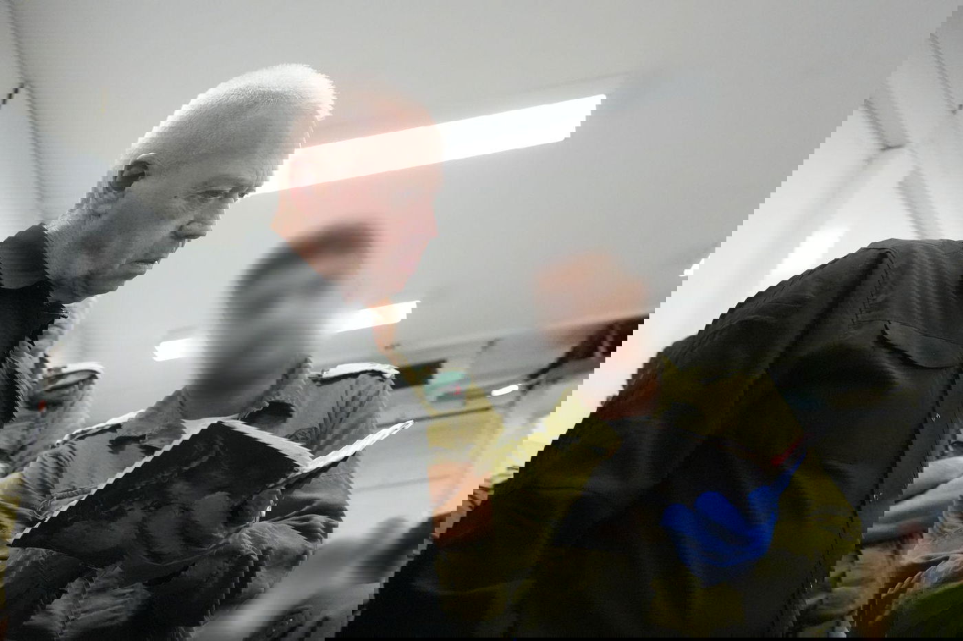 גלנט הציג מעטפה עם כספים שיועדו לסינוואר "יש עדויות ברורות - הוא דואג לעצמו"