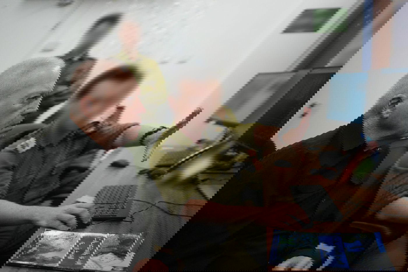 גלנט הציג מעטפה עם כספים שיועדו לסינוואר "יש עדויות ברורות - הוא דואג לעצמו"