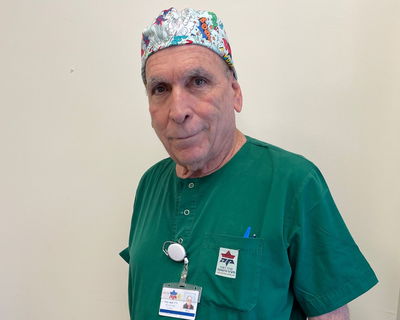 ד"ר קולר, מנהל המחלקה הכירורגית בביה"ח מעייני הישועה