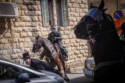 המשטרה על ההפגנות הלילה: צעקו 'נאצים' והבעירו פחים