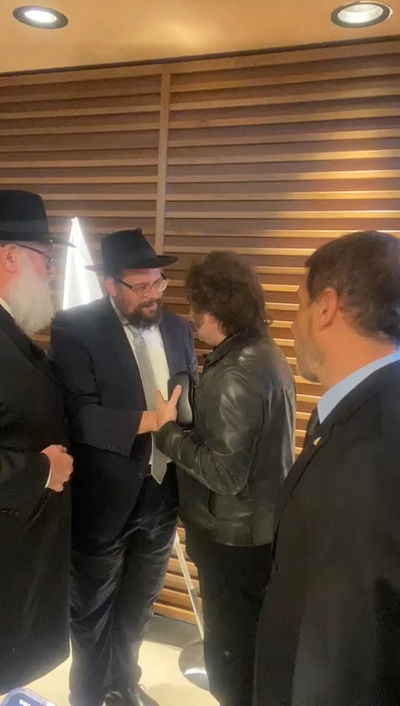 נשיא ארגנטינה חתם את ביקורו בישראל וחשף: "קבעתי מזוזה בבית הורוד"