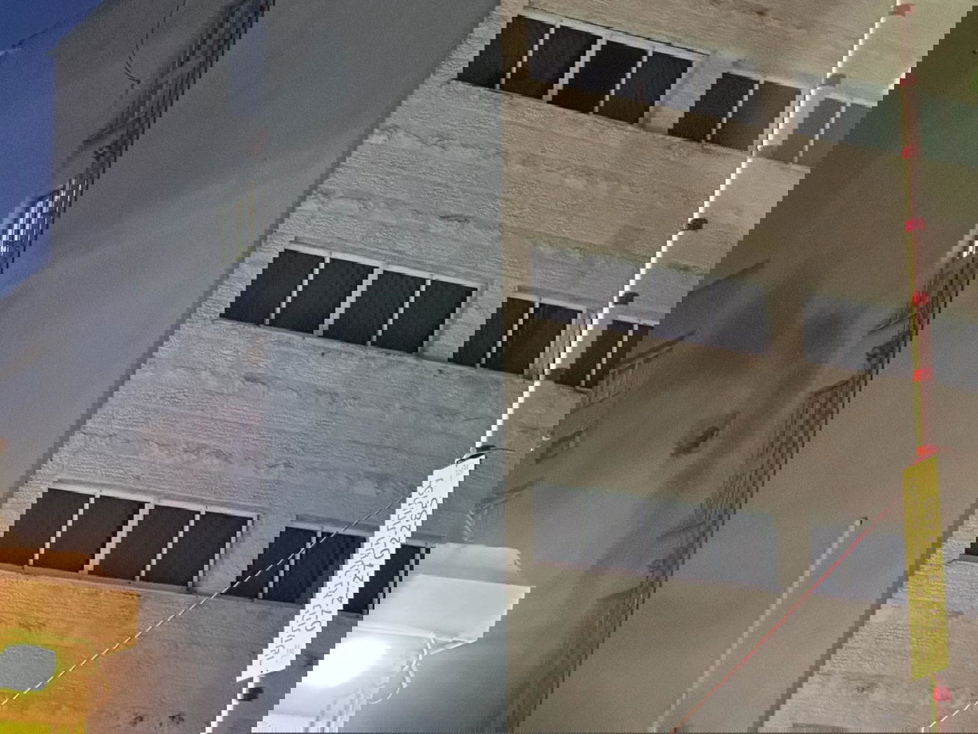 הסלמה בצפון: עשרות רקטות נורו לעבר ישראל | פגיעת טיל נ"ט במבנה בלב קריית שמונה