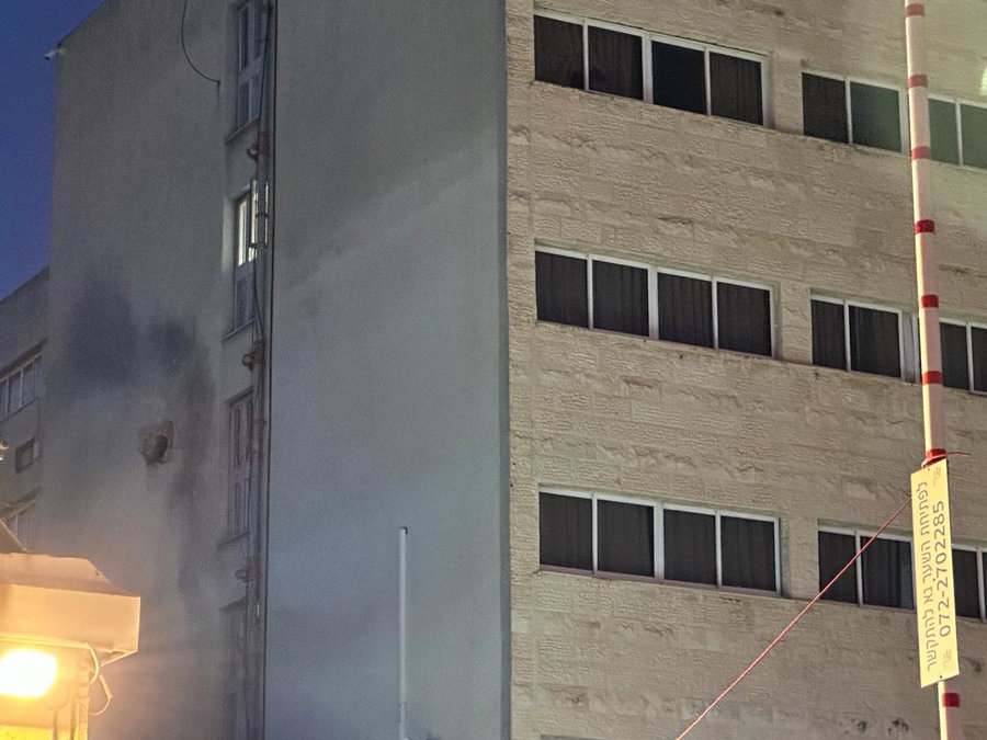 הסלמה בצפון: עשרות רקטות נורו לעבר ישראל | פגיעת טיל נ"ט במבנה בלב קריית שמונה