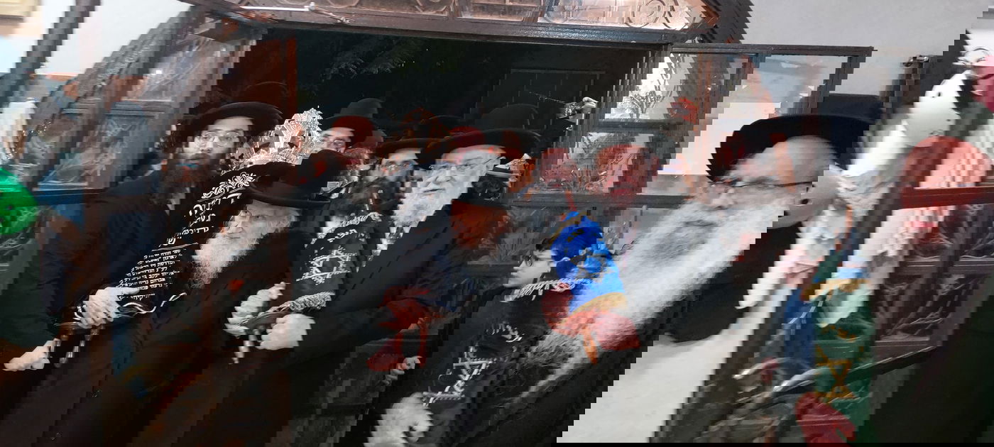 המונים בראשות רבני תל אביב רקדו ופיזזו בהכנסת ספר תורה בלב העיר | תיעוד מדהים 