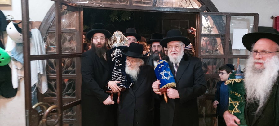 המונים בראשות רבני תל אביב רקדו ופיזזו בהכנסת ספר תורה בלב העיר | תיעוד מדהים