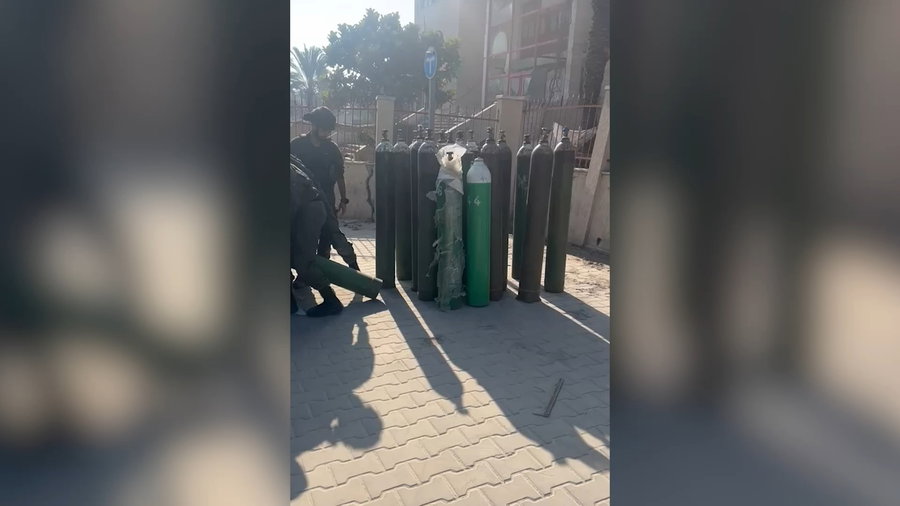 תיעוד של בלוני חמצן שהוכנסו לבית החולים על ידי כוחות צה״ל