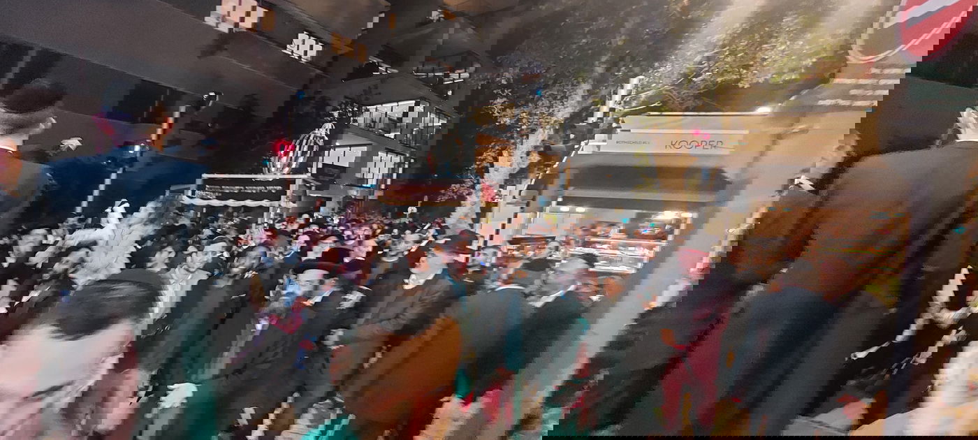 המונים בראשות רבני תל אביב רקדו ופיזזו בהכנסת ספר תורה בלב העיר | תיעוד מדהים 