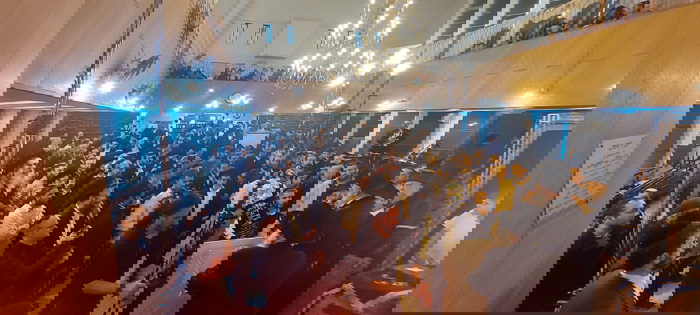 המונים בראשות רבני תל אביב רקדו ופיזזו בהכנסת ספר תורה בלב העיר | תיעוד מדהים 