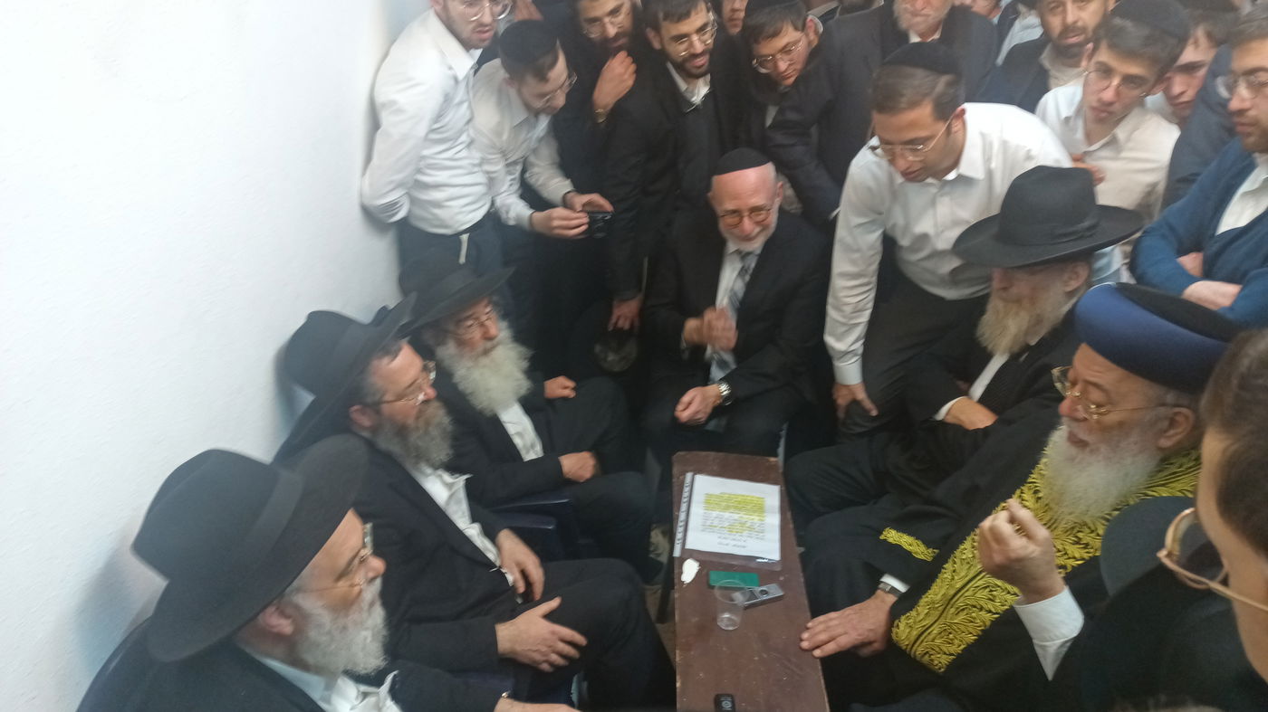 ראשי ישיבות, רבנים ואלפי בוגרים - בניחום אבלים אצל רה"י זצוק"ל