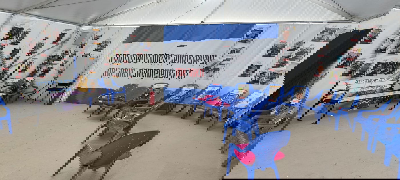 אוהל זיכרון בכיכר החטופים בתל אביב