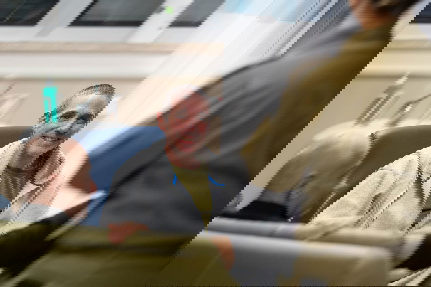 תיעוד מרגש: רגעי המפגש של החטופים עם בני משפחתם | צפו