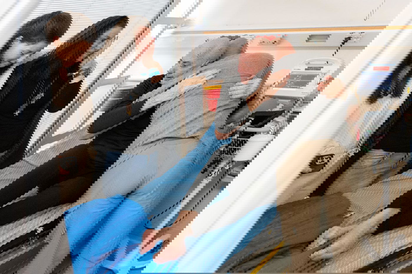 תיעוד מרגש: רגעי המפגש של החטופים עם בני משפחתם | צפו