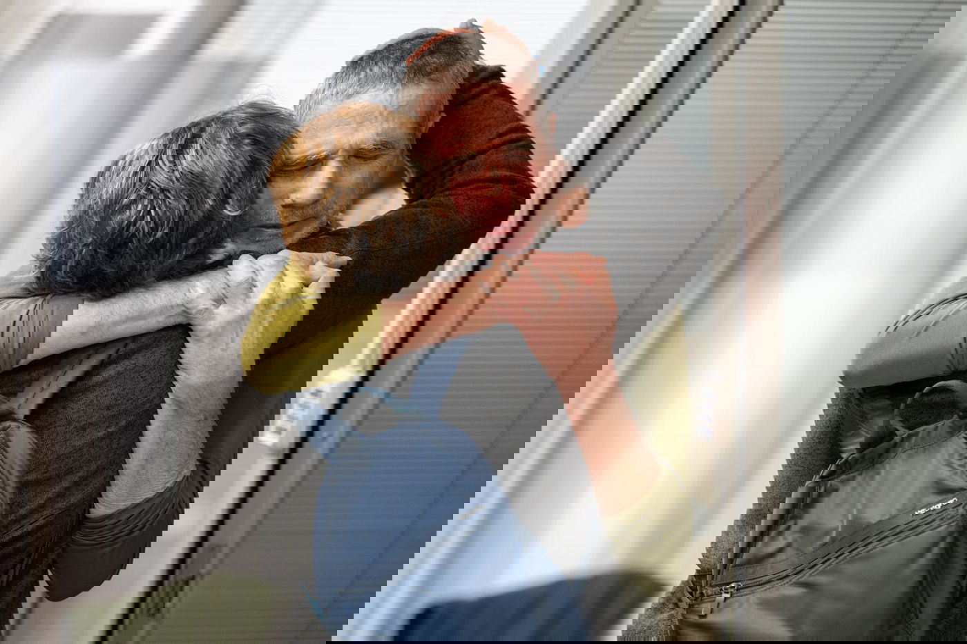 תיעוד מרגש: רגעי המפגש של החטופים עם בני משפחתם | צפו