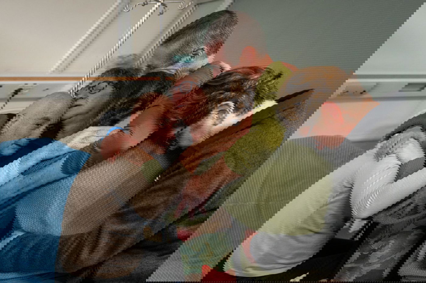 תיעוד מרגש: רגעי המפגש של החטופים עם בני משפחתם | צפו