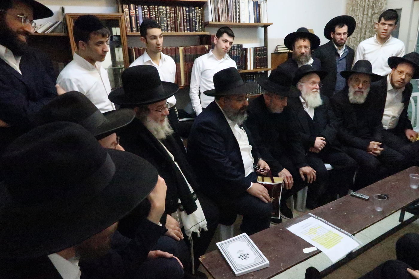 ראשי ישיבות, רבנים ואלפי בוגרים - בניחום אבלים אצל רה"י זצוק"ל