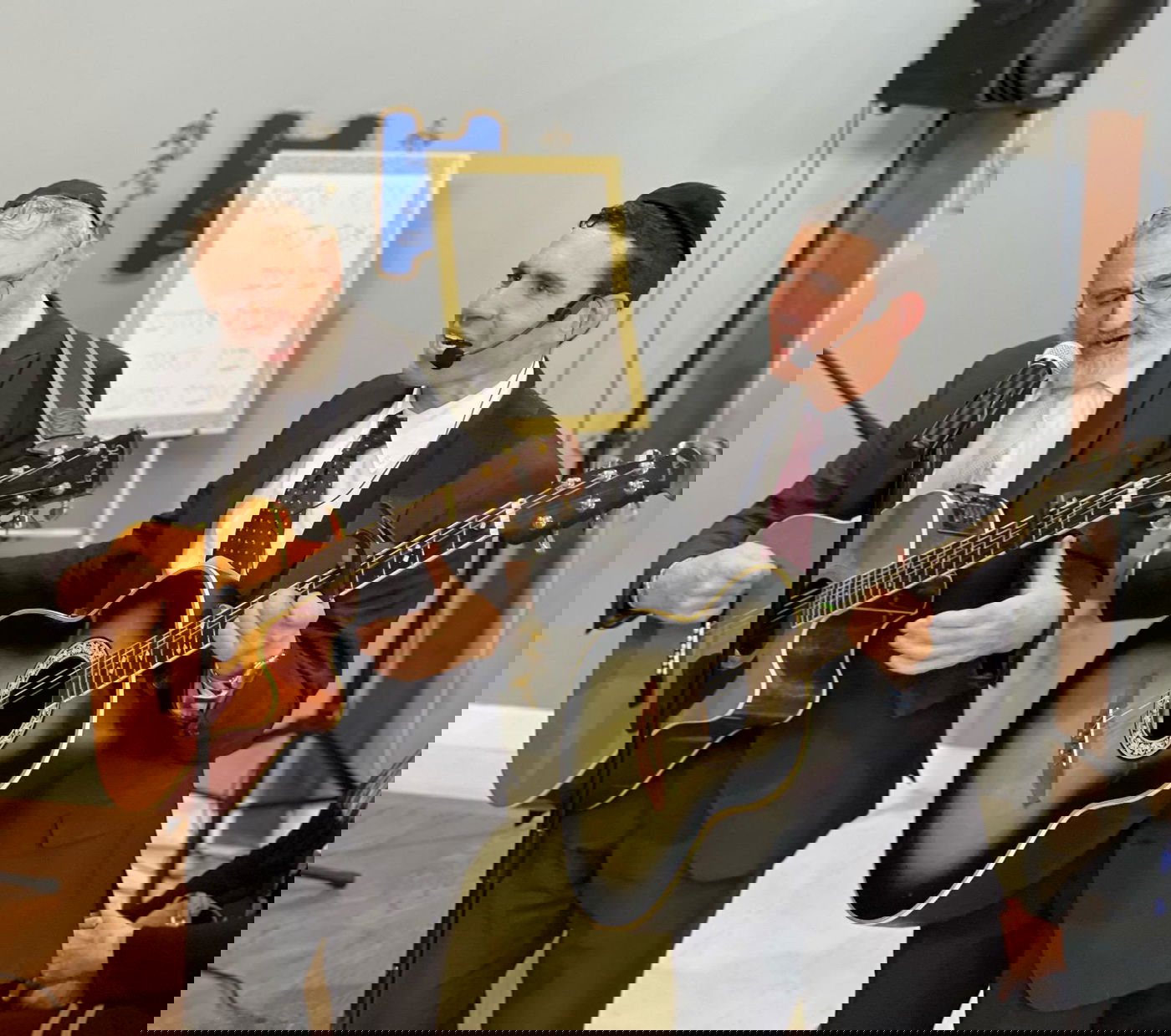 משמאל לימין: רבי אלתר ז"ל לצד בנו - יבדל לחיים ארוכים - רבי מרדכי, מנגנים יחדיו