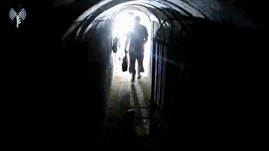 סינאוור נמלט עם בני משפחתו