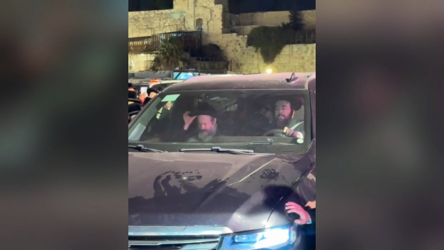 האדמו"ר מבאבוב 45 מתקבל בכותל המערבי