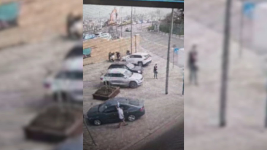 תיעוד המקרה ומעצר החשוד על ידי השוטרים