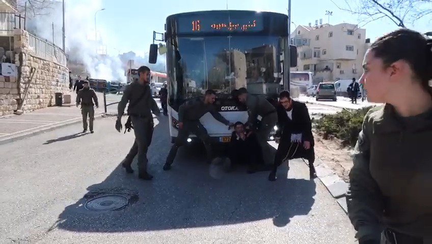 התיעוד המלא: שוטר מג"ב מושך בפאותיו של המפגין החרדי