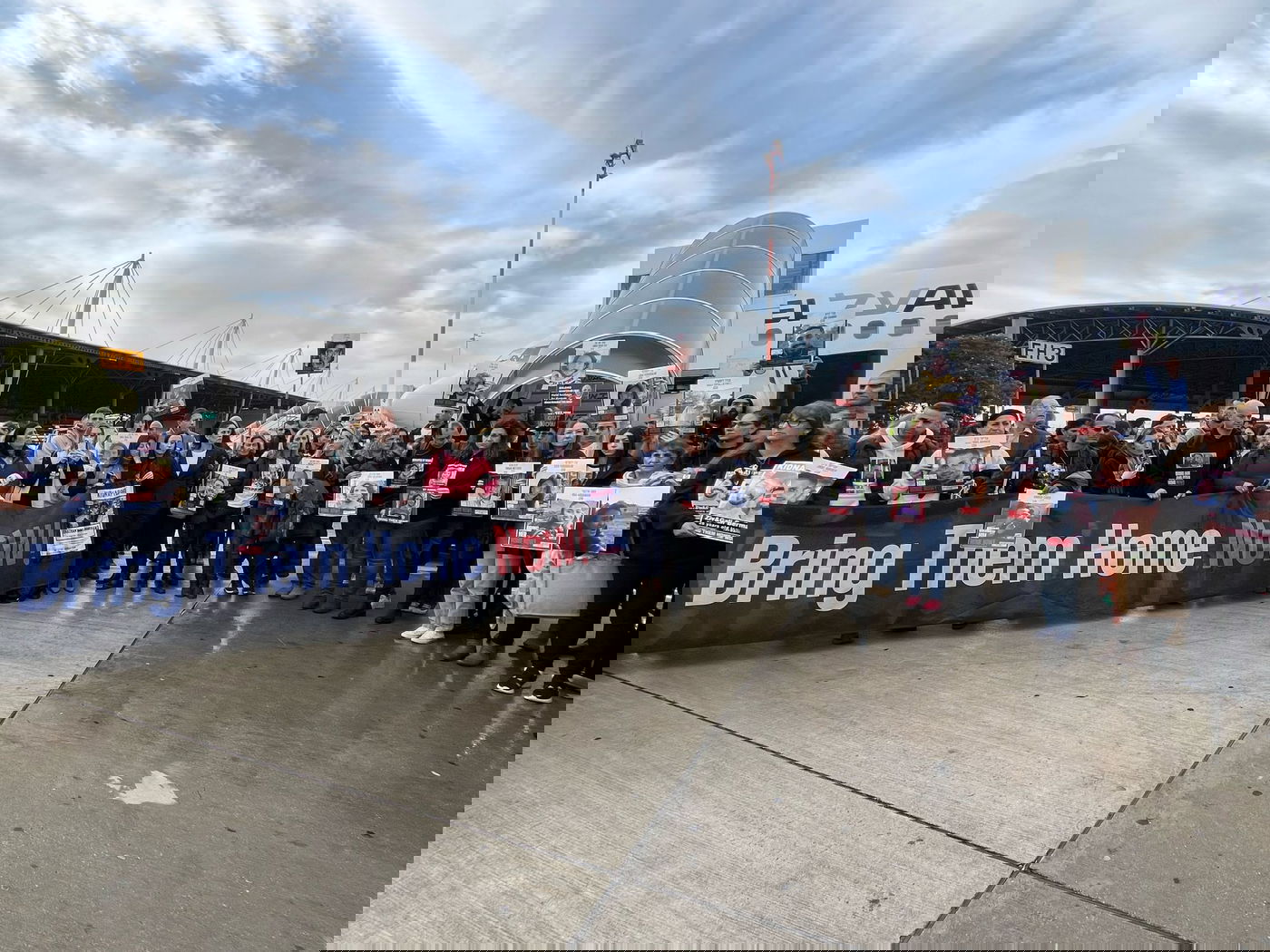 המשפחות לפני העליה למטוס