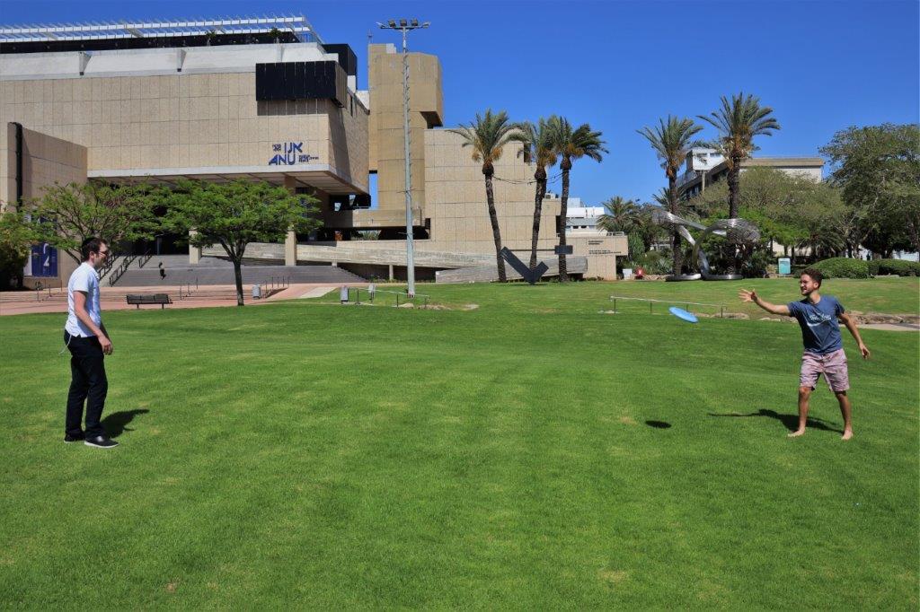 "אנו מספקים שיעורי עזר וצורות אחרות של תמיכה כדי לסייע לסטודנטים להצליח בלימודים."