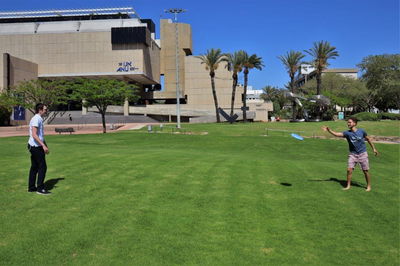 "אנו מספקים שיעורי עזר וצורות אחרות של תמיכה כדי לסייע לסטודנטים להצליח בלימודים."