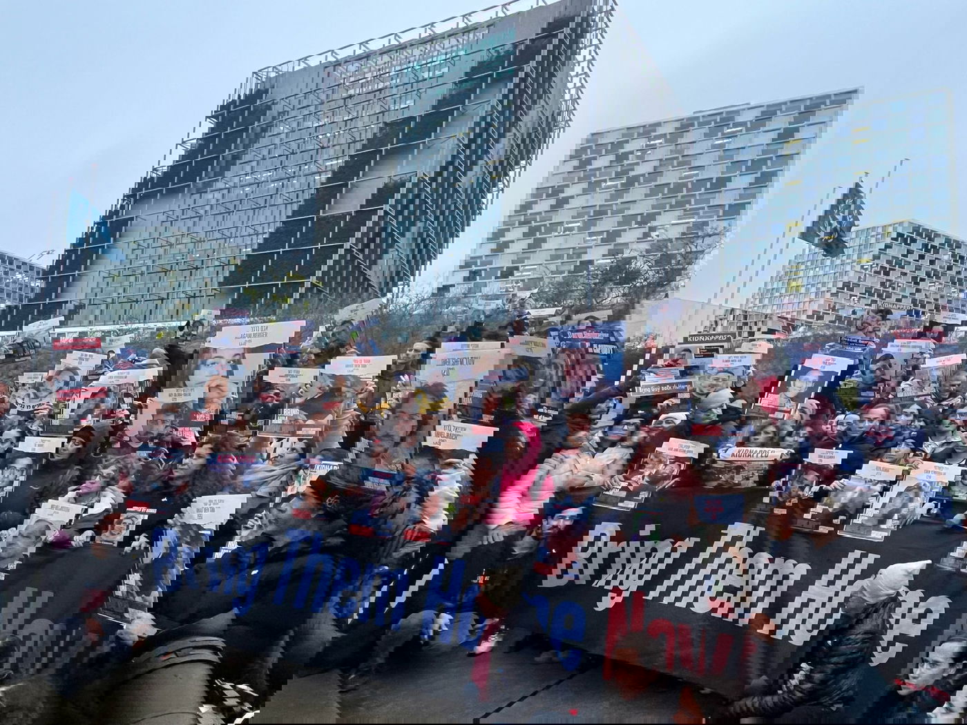 משפחות החטופים הפגינו ליד בתיהם של גלנט וגנץ וצעדו בהאג: "תביאו אותם עכשיו"