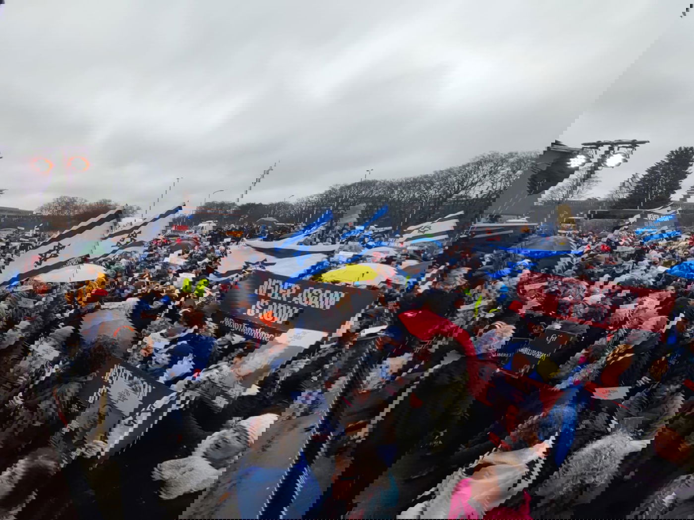 מפגינים בעד ישראל מחוץ לביה"ד בהאג