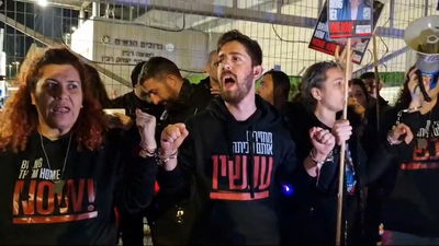 בני משפחות החטופים אזקו את עצמם לשער הכניסה לקריית הממשלה