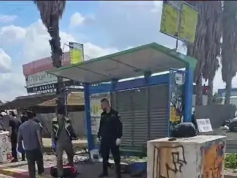 מחבל פתח באש בתחנת אוטובוס; שני הרוגים וארבעה פצועים