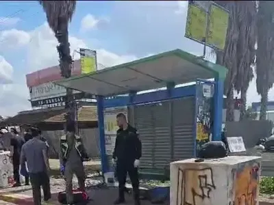 מחבל פתח באש בתחנת אוטובוס; שני הרוגים וארבעה פצועים