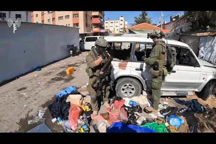 לוחמי צה"ל מאתרים רכבים ששימשו את מחבלי החמאס ויחידות הנוחבה במהלך הטבח בשמחת תורה ה-7 באוקטובר
