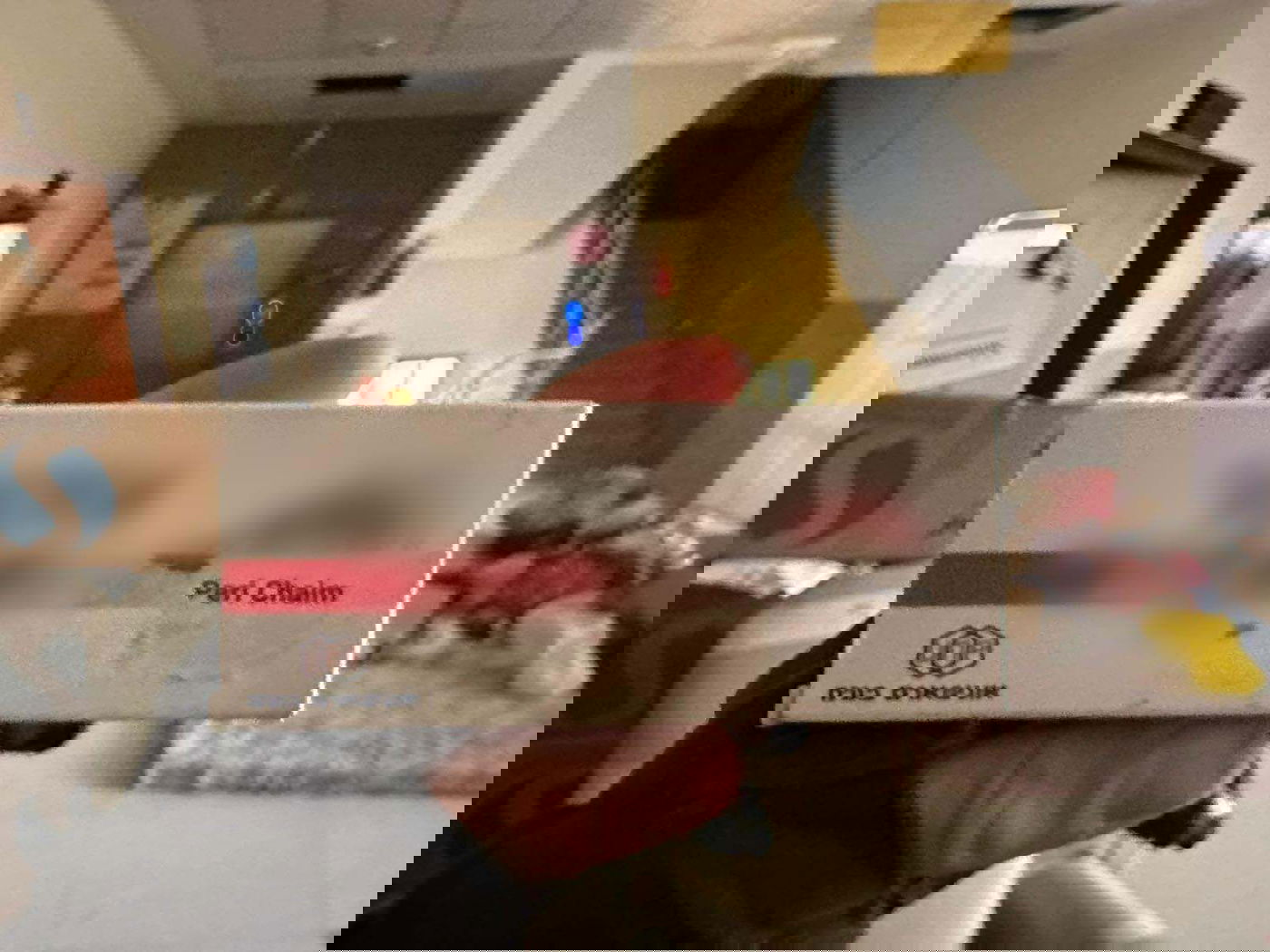 התרופות עם שמות ותמונות החטופים שנמצאו בבית החולים נאצר בחאן יונס