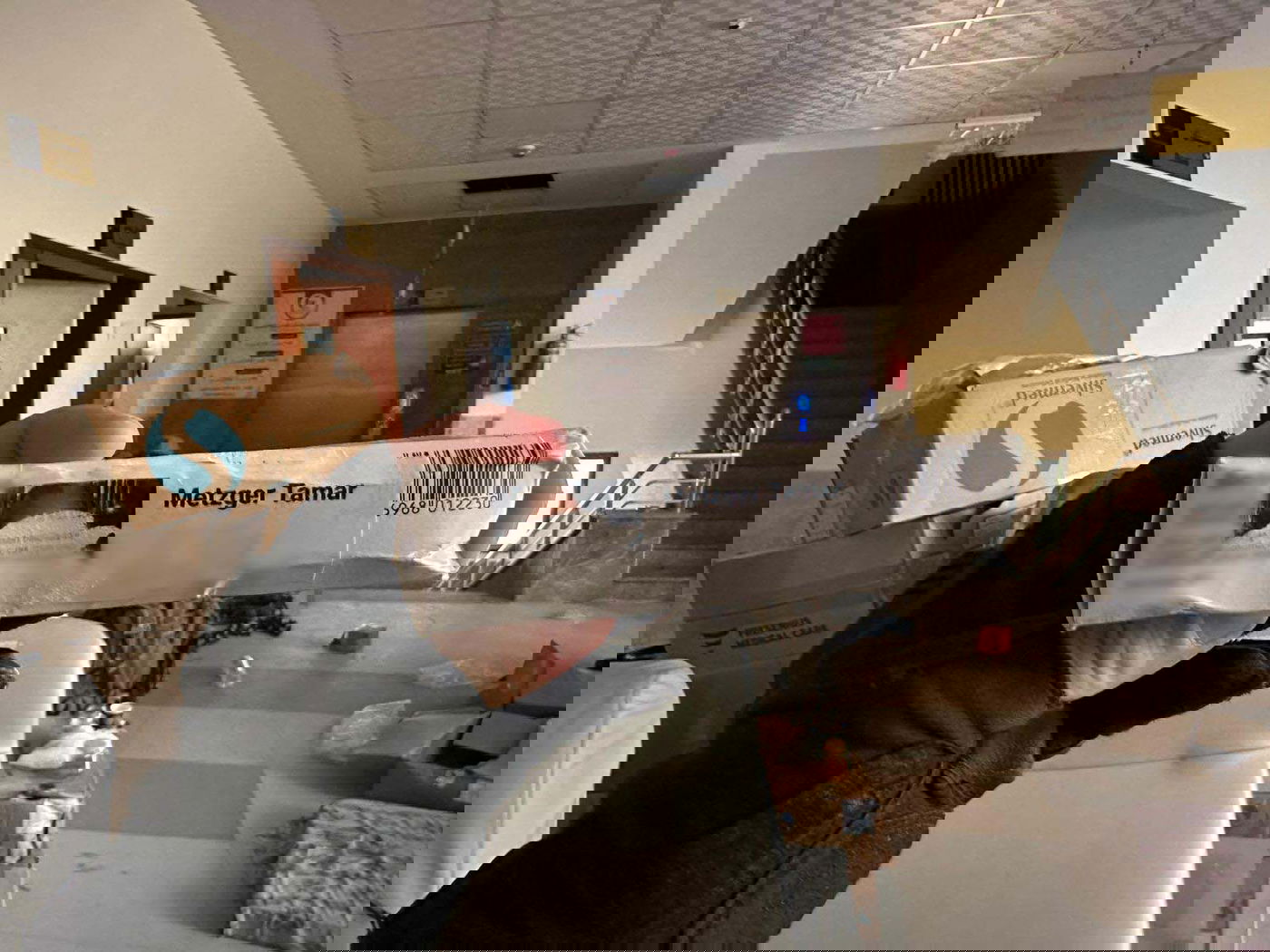 התרופות עם שמות ותמונות החטופים שנמצאו בבית החולים נאצר בחאן יונס