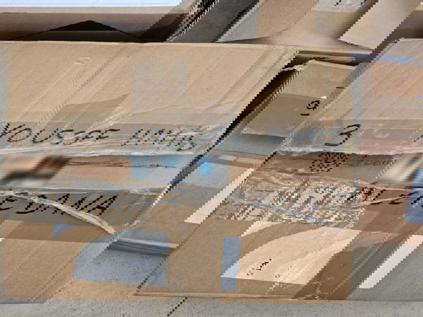 התרופות עם שמות ותמונות החטופים שנמצאו בבית החולים נאצר בחאן יונס