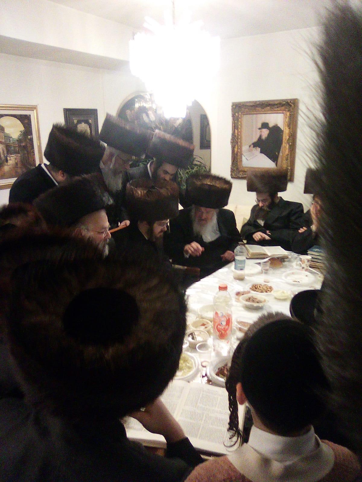 הטיש של הרבי מסאדיגורה בבית אשת החסד שנפטרה במפתיע