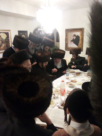 הטיש של הרבי מסאדיגורה בבית אשת החסד שנפטרה במפתיע