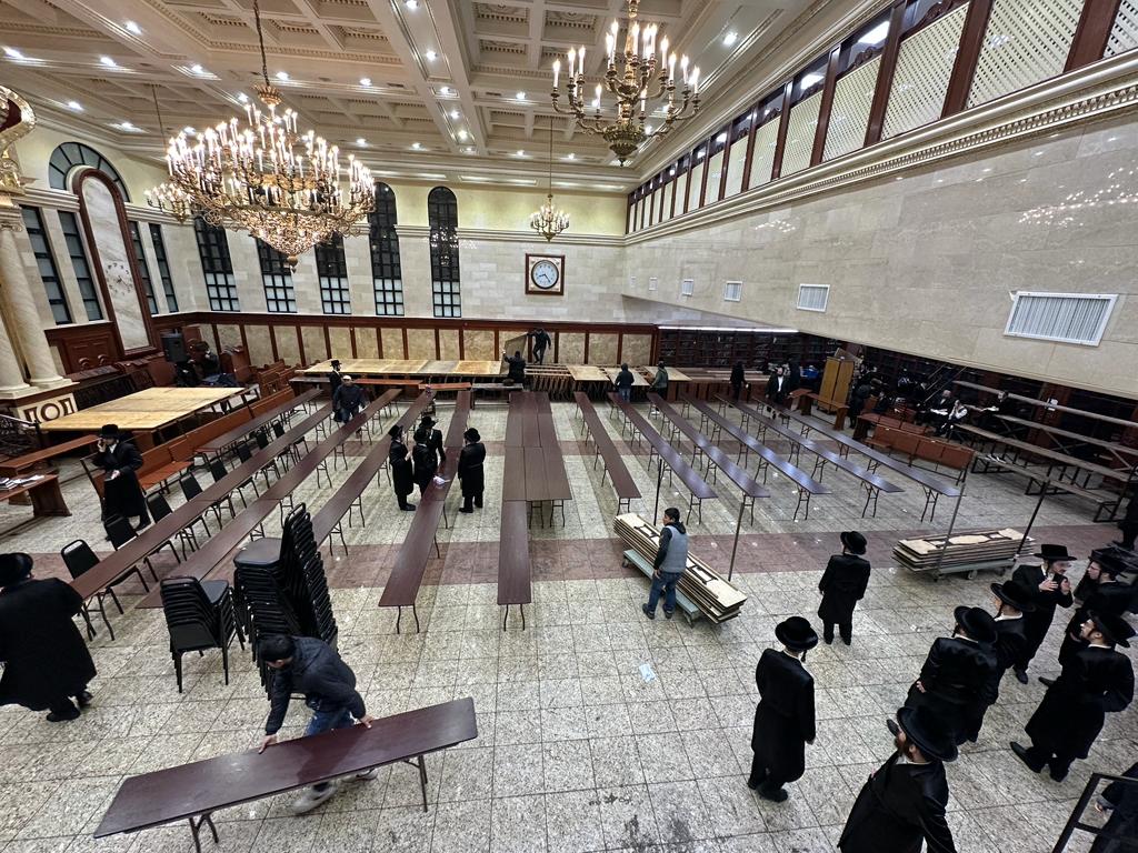 התרגשות בעיירה החסידית לקראת ביקורו הראשון של האדמו"ר מארה"ב