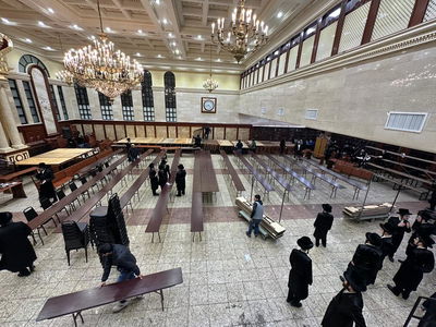 התרגשות בעיירה החסידית לקראת ביקורו הראשון של האדמו"ר מארה"ב