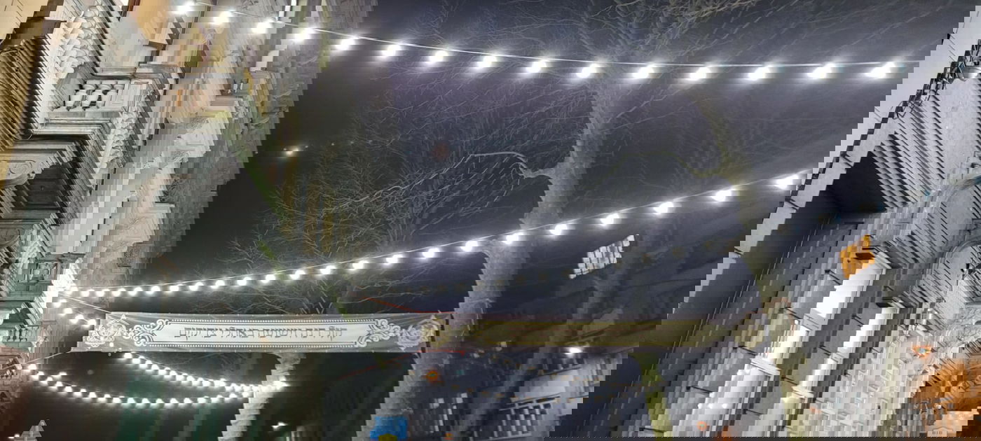 התרגשות בעיירה החסידית לקראת ביקורו הראשון של האדמו"ר מארה"ב